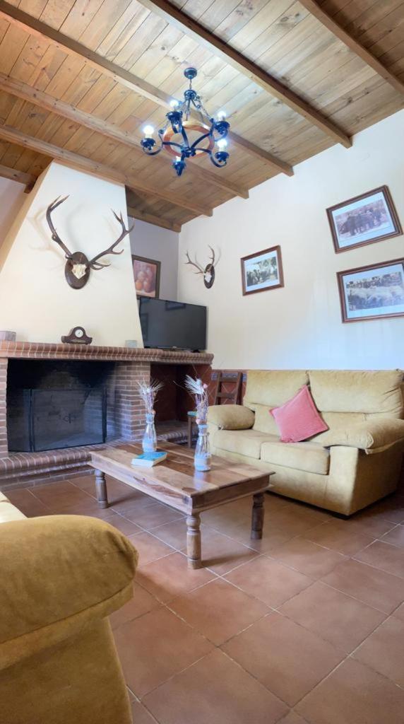 Casa Rural La Dehesilla กาซาญา เดลา เซียร์รา ภายนอก รูปภาพ