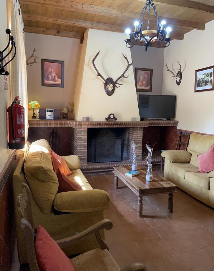 Casa Rural La Dehesilla กาซาญา เดลา เซียร์รา ภายนอก รูปภาพ