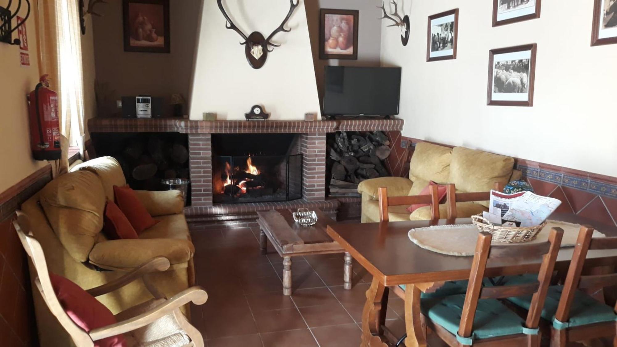 Casa Rural La Dehesilla กาซาญา เดลา เซียร์รา ภายนอก รูปภาพ